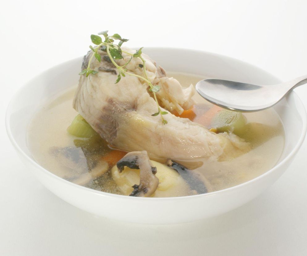 Zupa rybna z karpia – przepis na łagodną zupę w duchu zero waste