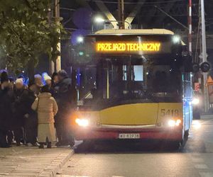 Śmiertelne potrącenie przez pociąg w Warszawie. Pieszy wtargnął pod rozpędzony skład. Zginął na miejscu