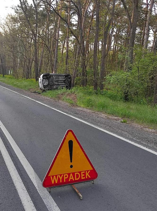 Toyota roztrzaskała się o drzewo pod Płockiem! W środku ciężko ranna 22-latka [ZDJĘCIA]. 