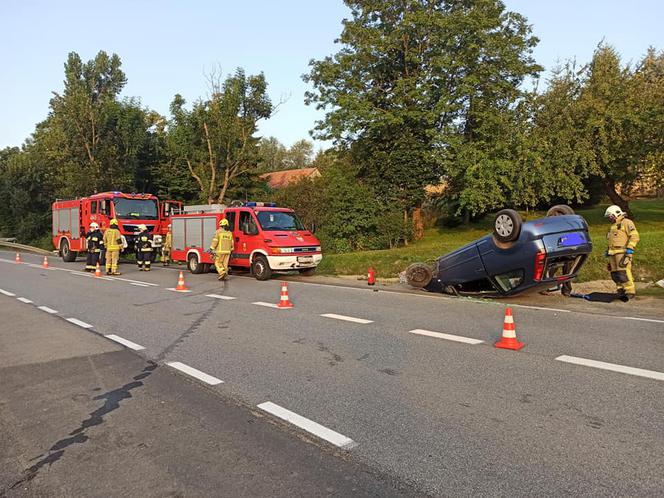 Ropa. Dachowanie osobówki. Kierowca prawdopodobnie zasnął za kierownicą