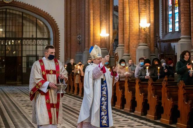 Arcybiskup Tadeusz Wojda zastąpił Głódzia. Kim jest i ile zarobi za posługę w kościele?