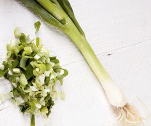 Smażone pory z cebulą i parmezanem - przepis na francuską kolację