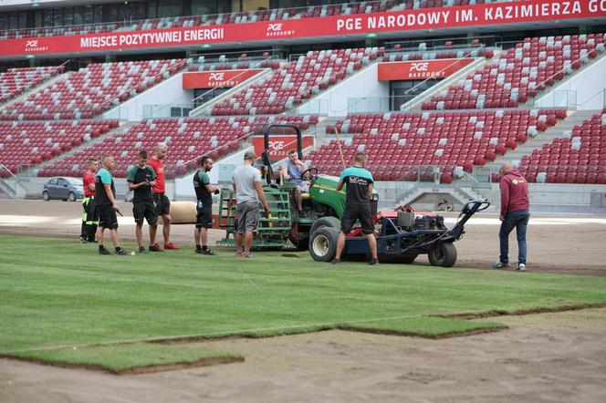 Rozkładanie murawy na Stadionie Narodowym