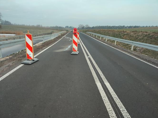 Zapadł się asfalt na nowej drodze z Osiecznej do Goniembic