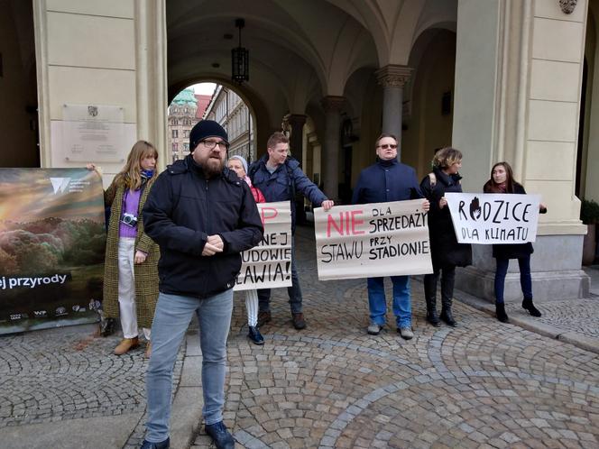 Wraca temat sprzedaży działki przy stadionie Tarczyński Arena. Ekolodzy protestują [ZDJĘCIA]