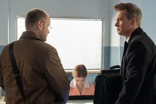 Na dobre i na złe odc. 740. Ruud van der Graaf (Redbad Klynstra-Komarnicki), Falkowicz (Michał Żebrowski)