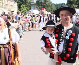 Wielobarwny korowód przemaszerował przez centrum Wisły. Trwa 61. Tydzień Kultury Beskidzkiej 