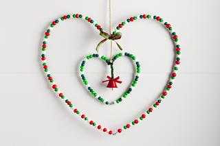 Bożonarodzeniowa dekoracja drzwi krok po kroku. Jak zrobić serca z kulek z modeliny?