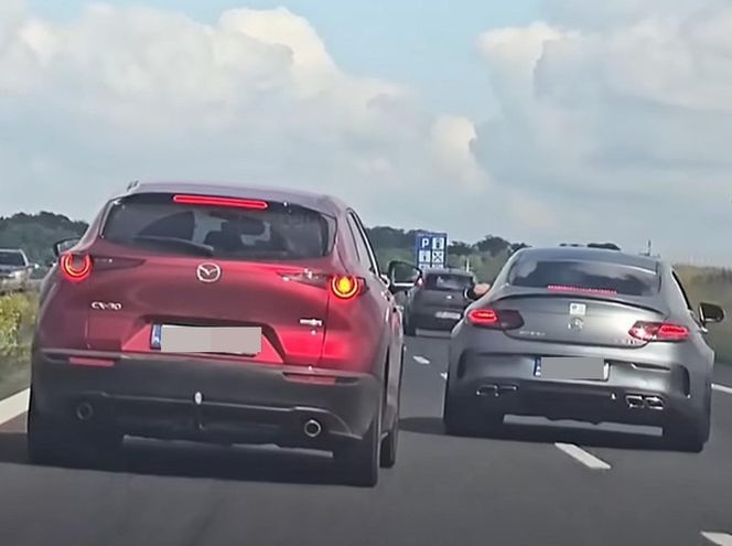 Kierowca mercedesa terroryzuje innych kierowców na autostradzie A4