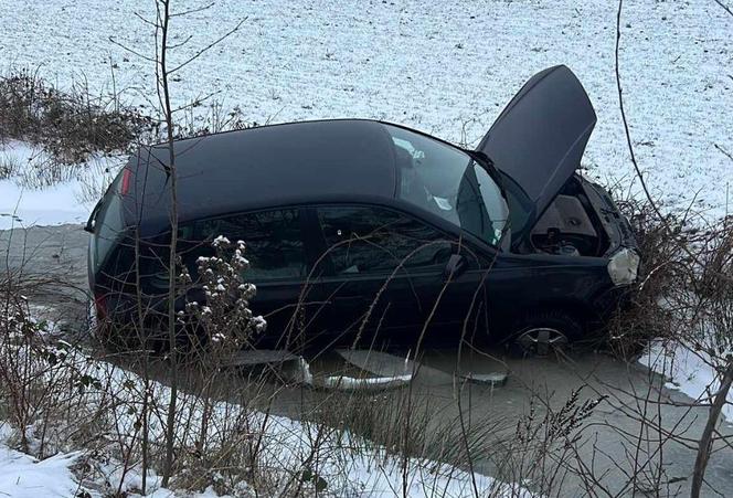 Nie opanowała samochodu na śliskiej drodze i wylądowała w rowie