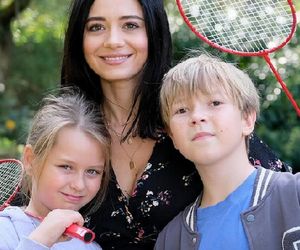 M jak miłość. Iza (Adriana Kalska), Maja (Laura Jankowska), Szymek (Staś Szczypiński)