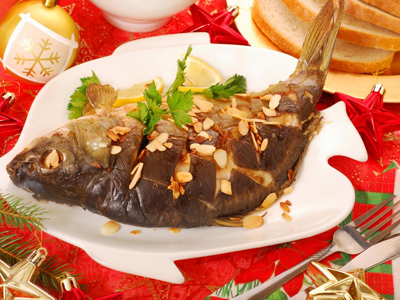 Wigilijny karp po staropolsku – jak go przyrządzić? [SPRAWDZONY PRZEPIS]
