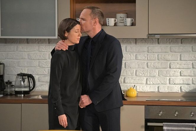 Pierwsza miłość odc. 4050 po wakacjach 2025. Kinga (Aleksandra Zienkiewicz), Janek (Maciej Mikołajczyk)