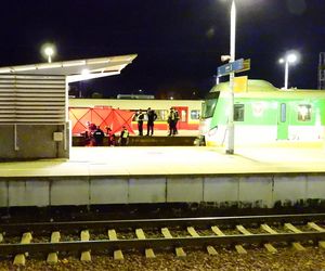 Młody mężczyzna wpadł między peron a pociąg w Warszawie. Został zmiażdżony