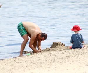 Michał Koterski na plaży z rodziną