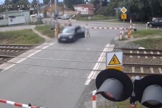 Volvo z dziećmi w środku uwięzione między rogatkami