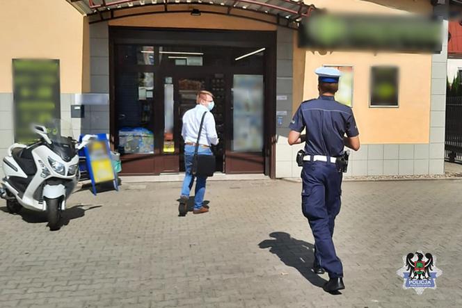 Policjanci kontrolują maseczki w sklepach