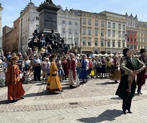 Polonez wiosenny na Rynku Głównym w Krakowie