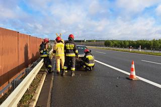 Audi roztrzaskane na drzewie, kolizja i pożar samochodu. Seria wypadków pod Toruniem
