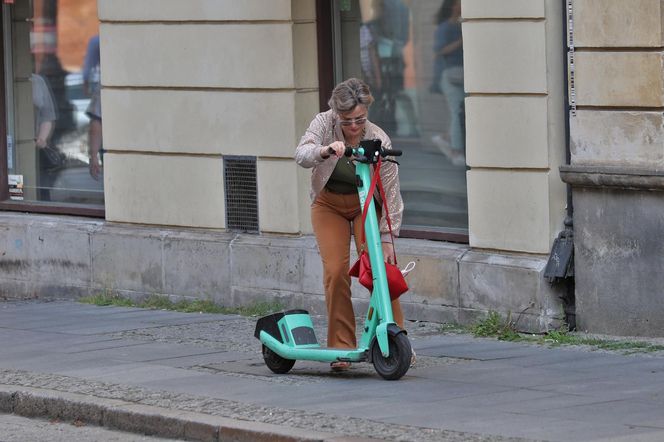 Monika Richardson pędzi na hulajnodze