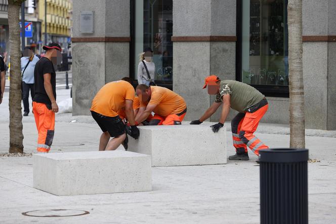 Co oni wyprawiają na Placu Pięciu Rogów?! Nowy plac a już...