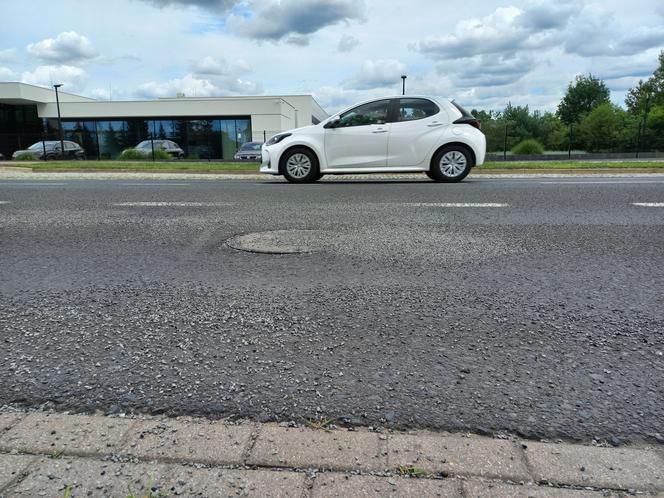 Tak się łata dziury na ulicach Leszna. Grys pryska spod kół