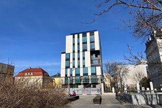 Piano zagrał na nosie całego Wrocławia. Brzydko i bez winnego: do białej elewacji wciąż nikt się nie przyznaje