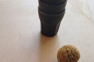 Uwaga na oszustów ulicznych! Policja ostrzega przed grą w „trzy kubki”