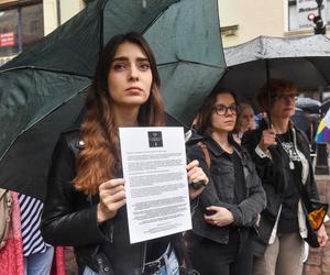 Tłum zwolenników aborcji protestował w centrum miasta. Manifestacja ruszyła pod kurię biskupią i siedzibę PiS