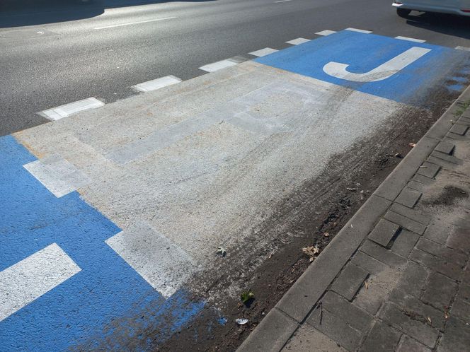 ​Ktoś przemalował strefę „Pocałuj i Jedź” przy Szkole Podstawowej nr 10 w Lesznie. Bo kojarzyła się z barwami Ukrainy