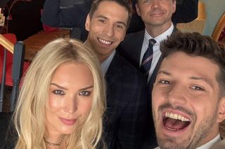 Barwy szczęścia na planie. Bruno (Lesław Żurek), Karolina (Marta Dąbrowska), Justin (Jasper Sołtysiewicz), Tomasz (Jakub Sokołowski)