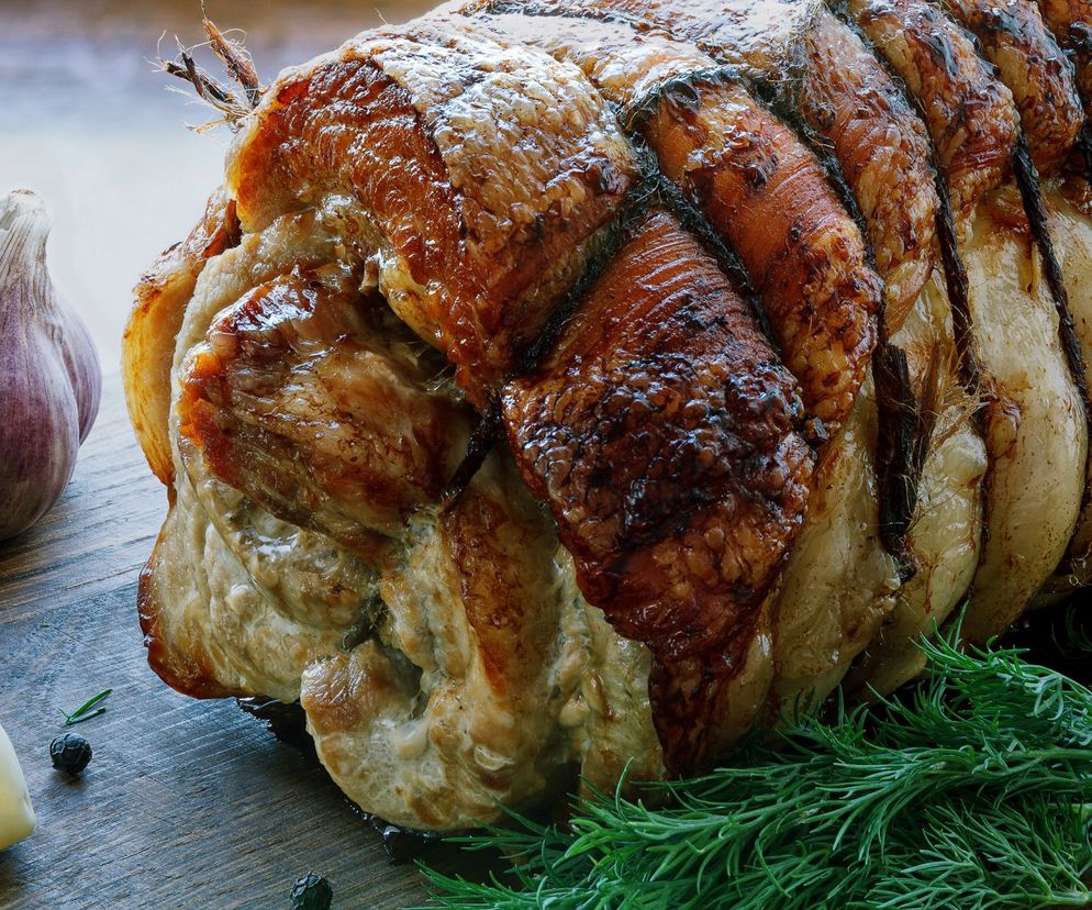 Karkówka po kaszubsku - przepis na roladę karkową z jasnym sosem i pieczarkami