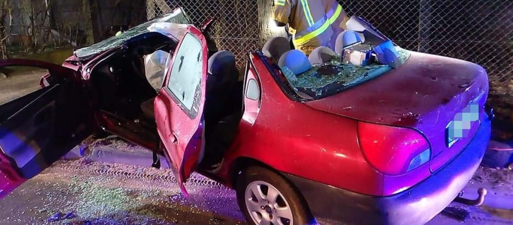 Kierowca i pasażer byli UWIĘZIENI w samochodzie! Paskudny wypadek w Sierakowie