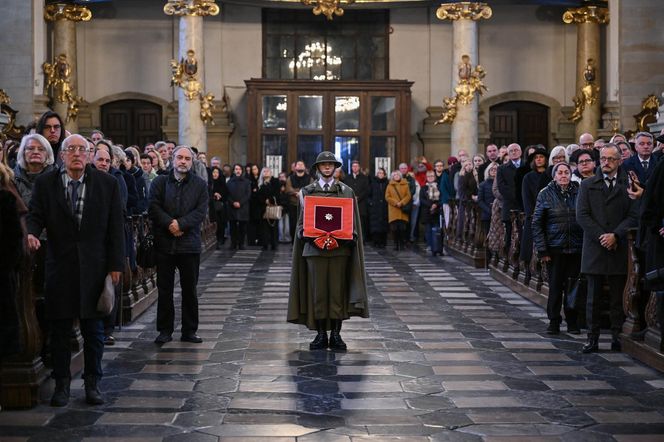 Pożegnali wielką damę polskiej kultury. Kidawa-Błońska przesłała piękny wieniec