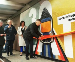 30 lat metra w Warszawie. Odsłonięcie mozaiki