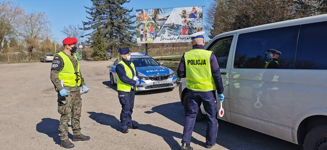 Policjanci rozdawali maseczki zamiast mandatów 