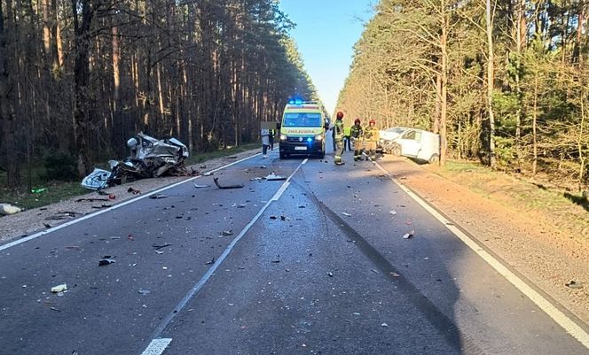 Dramat na drodze. Osobówka rozerwana na strzępy! Dwie osoby w szpitalu.