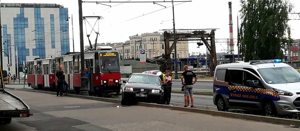 Samochód zablokował ruch tramwajów na ul. Zygmunta Augusta w Bydgoszczy! [ZDJĘCIA]