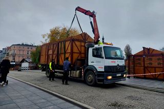 Choinka stoi. Most Staromiejski się stroi. Bydgoszcz rozbłyśnie już 21 listopada 2025. Rusza Bydgoski Jarmark Świąteczny
