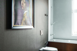 Łazienka z tapetą inspirowana słynnym obrazem