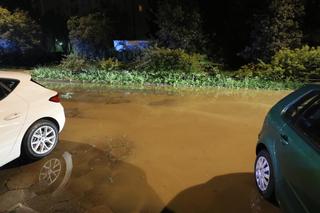 Saska Kępa: nocna awaria wodociągowa. Woda zalała ulicę Afrykańską 