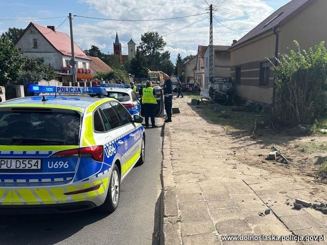 Szaleniec za kierownicą na Dolnym Śląsku. Ucieczka przed policją zakończona dachowaniem