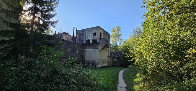 Monumentalna śluza Leśniewo z symbolami III Rzeszy ukryta w mazurskim lesie. Jest owiana tajemnicą [ZDJĘCIA]