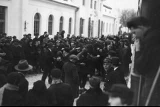Uczestnicy tańczą na peronie, Hajnówka, 1933 r.