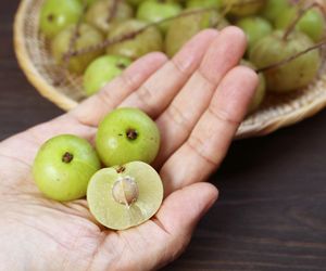Spala tłuszcz na brzuchu, wspiera nerki, dba o włosy. Cudowna jagoda to samo zdrowie
