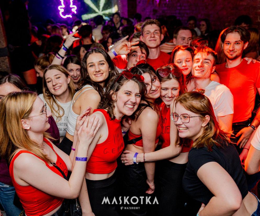 Studenci bawili się w klubie Maskotka. Tematyka imprezy była nietypowa!