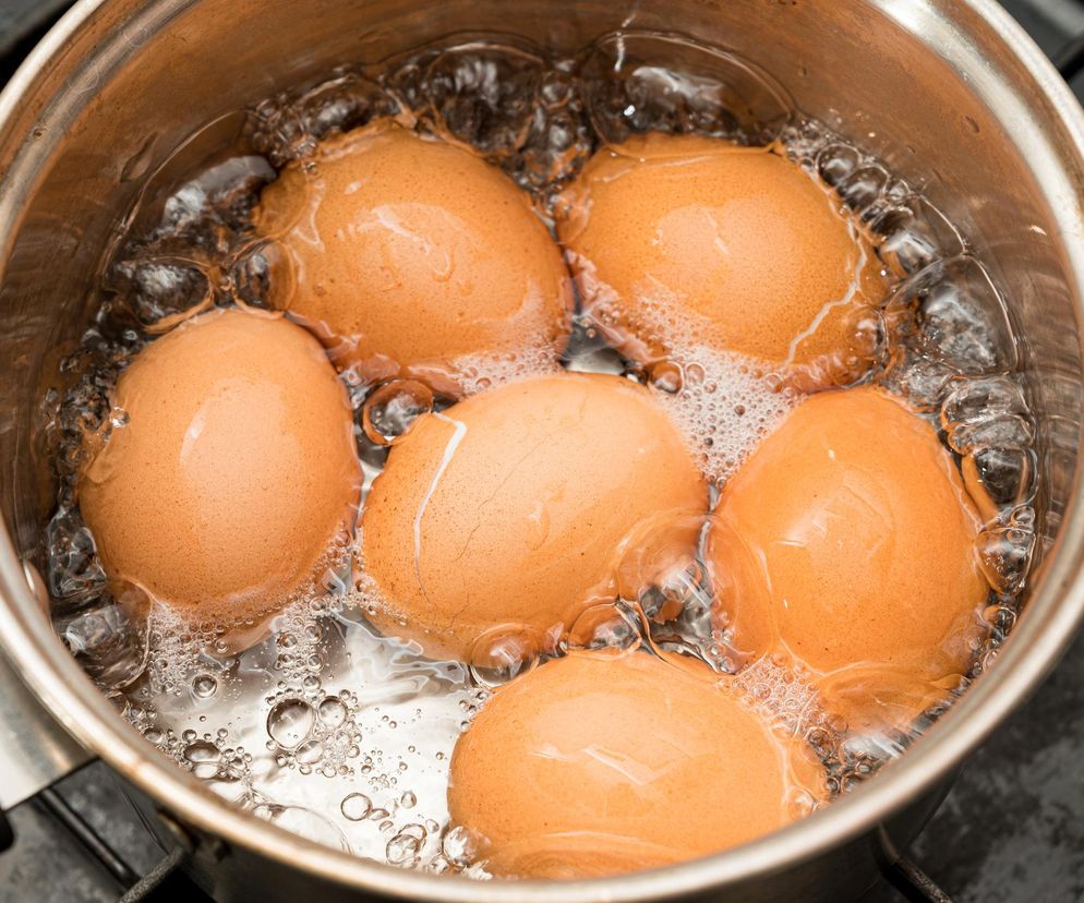 Jak gotować jajka, by były zdrowe? Sposób dla osób z wysokim cholesterolem