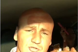 Artur Szpilka rapuje w taksówce hit Jeden Osiem L! [VIDEO]