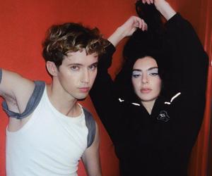 Charli XCX i Troye Sivan przedstawiają Talk talk. Nowa wersja Brat już w październiku