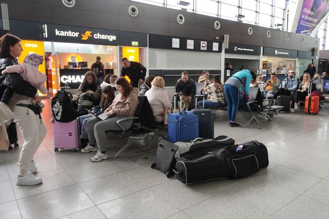 Dramat, Polak utknął na lotnisku na pustyni! „Szarża nie funkcjonuje”